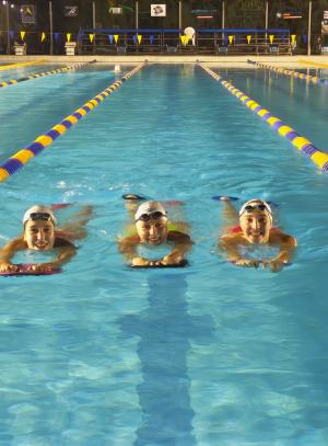 Trainingslager für talentierte Schwimmer:innen