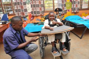 50 Rollstühle für Kinder in Tansania